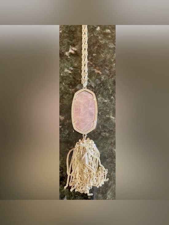 Kendra Scott Jewelry - Kendra Scott Rayne Light Pink Quartz Pendant Necklace in EUC 🌹